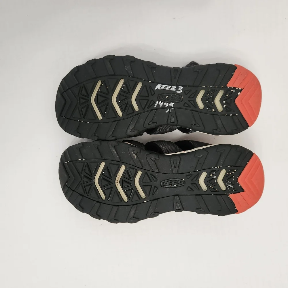 Keen big kids sandals Comfort beach shoes size 3
